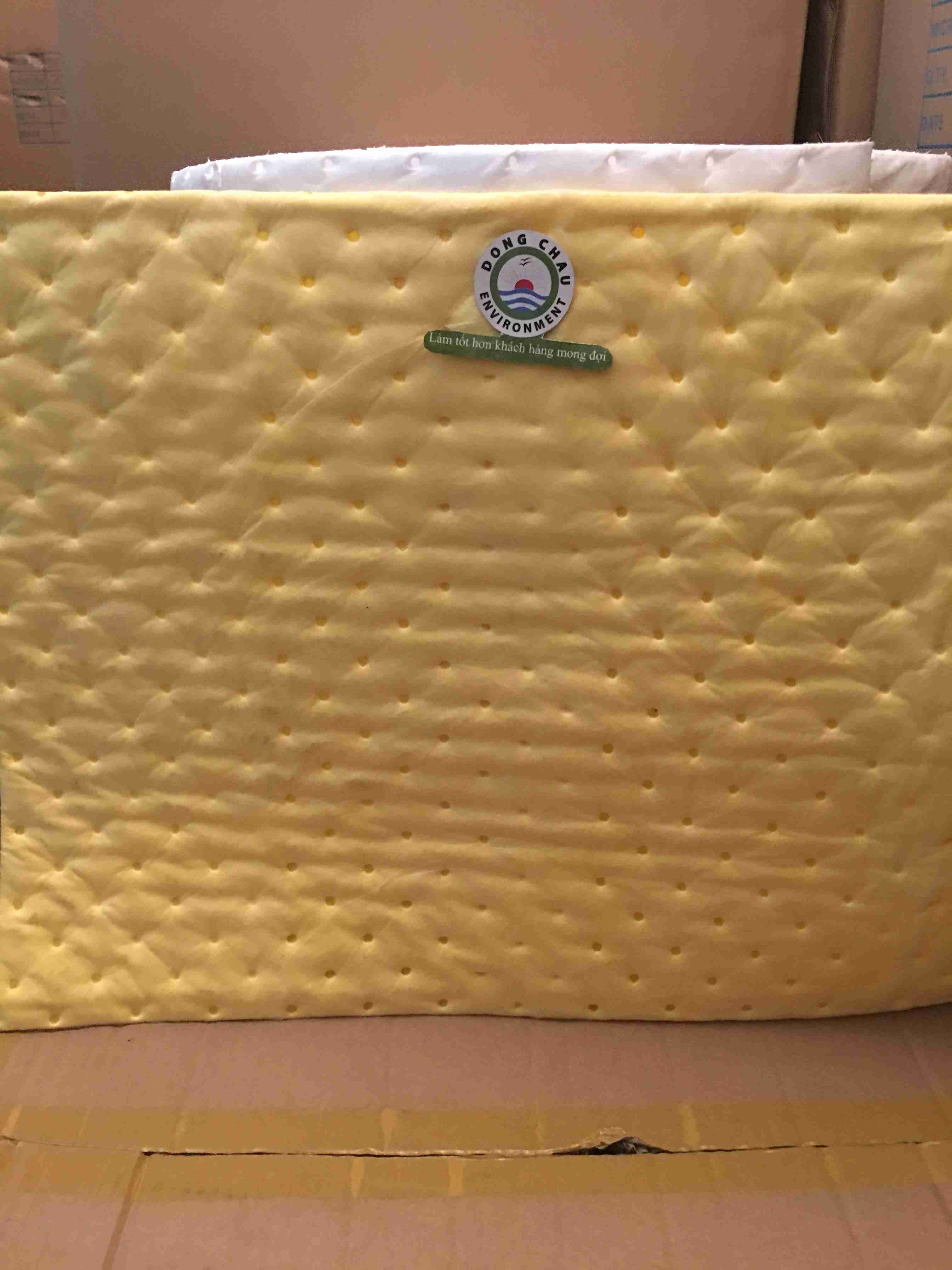 tham-tham-hoa-chat so sánh Tấm thấm hút hóa chất màu vàng và thấm dầu màu trắng