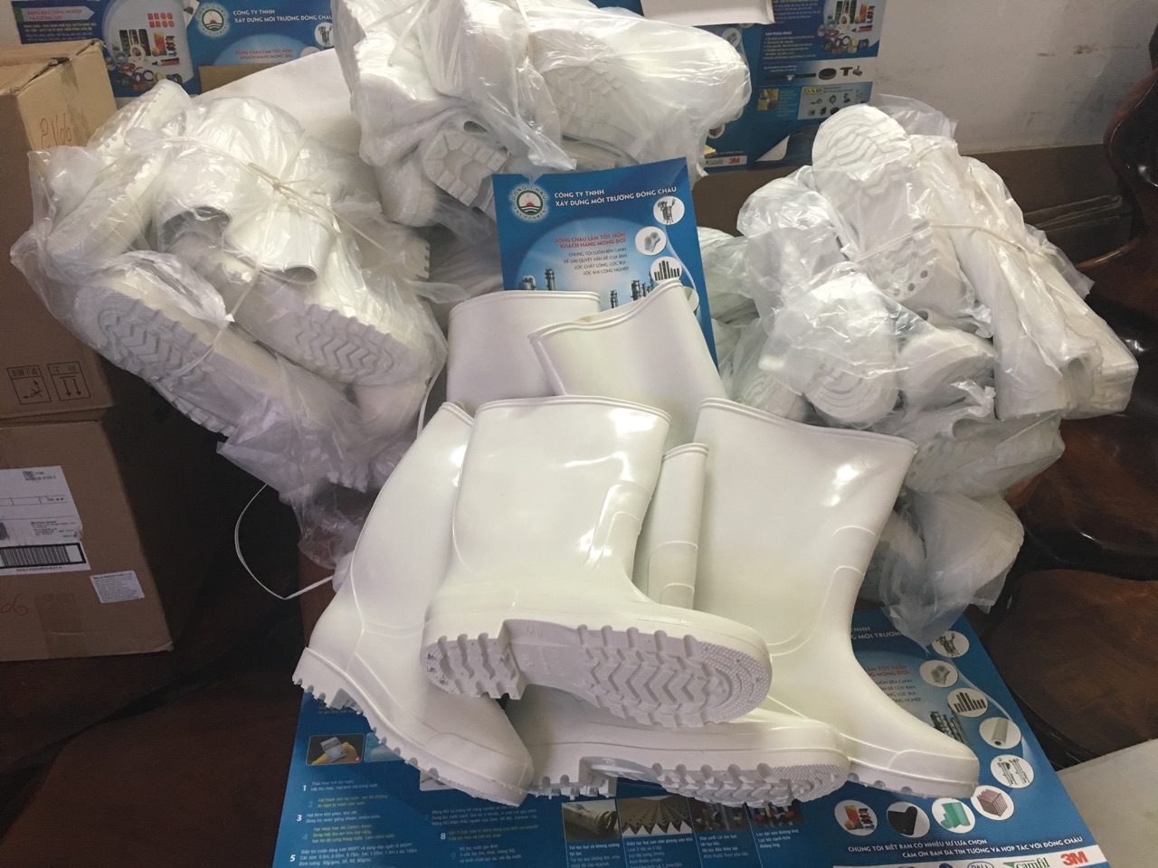 ung-trang phân phối giá sỉ ủng cao su bảo hộ trắng