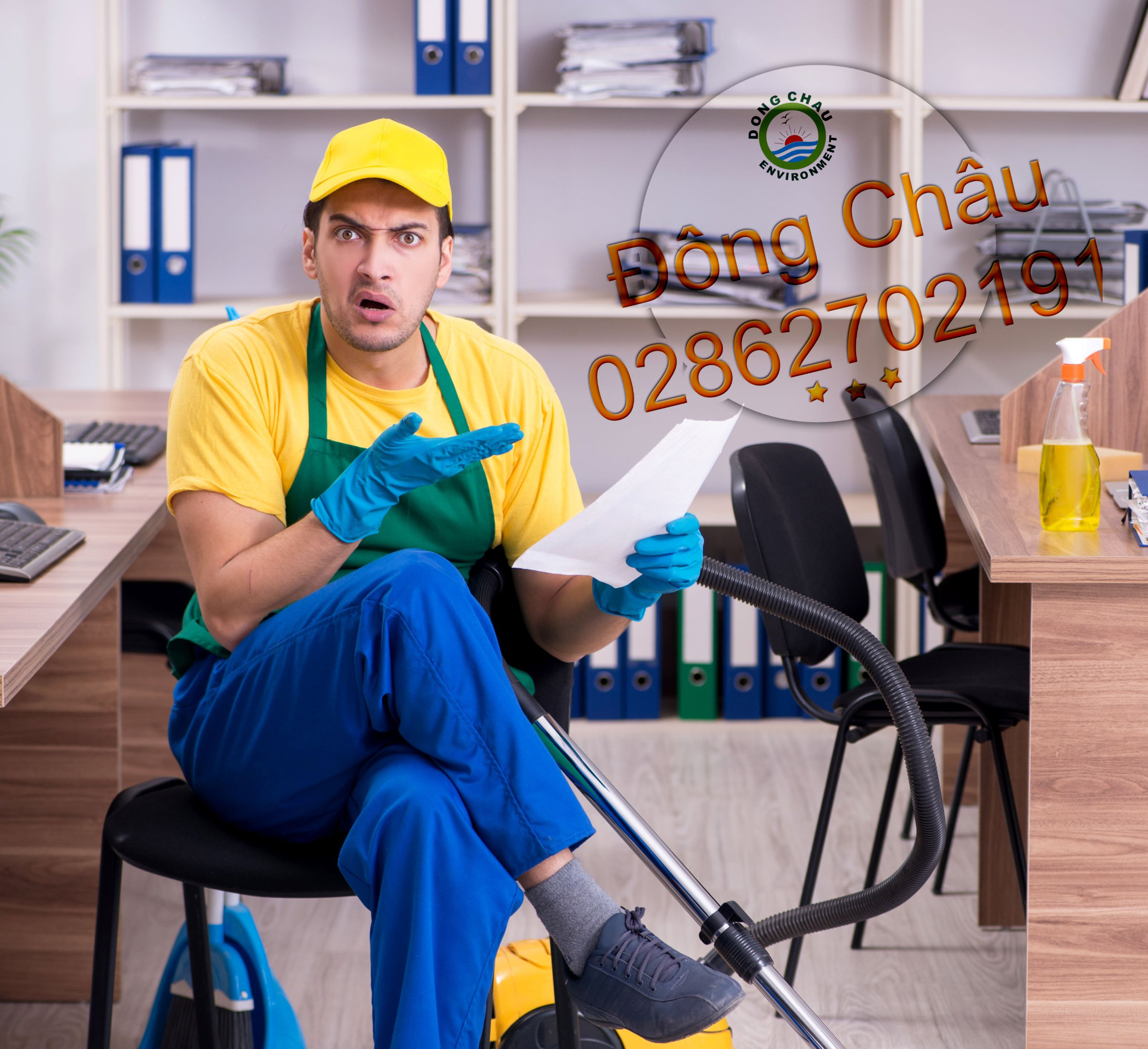 nam thanh niên đang sử dụng giấy dính bụi để vệ sinh phòng sạch