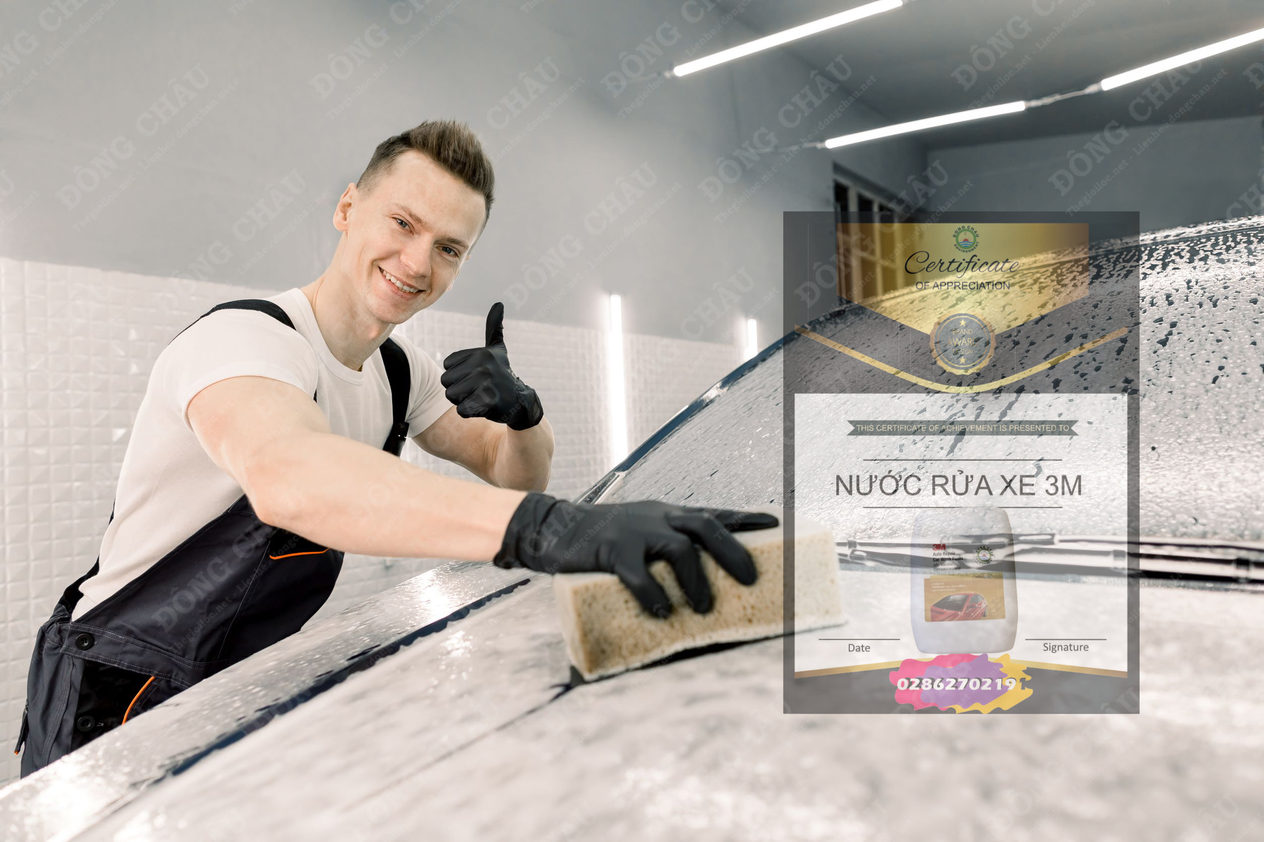 Người đàn ông tươi cười đang rửa một chiếc xe hơi xà phòng bằng một miếng bọt biển