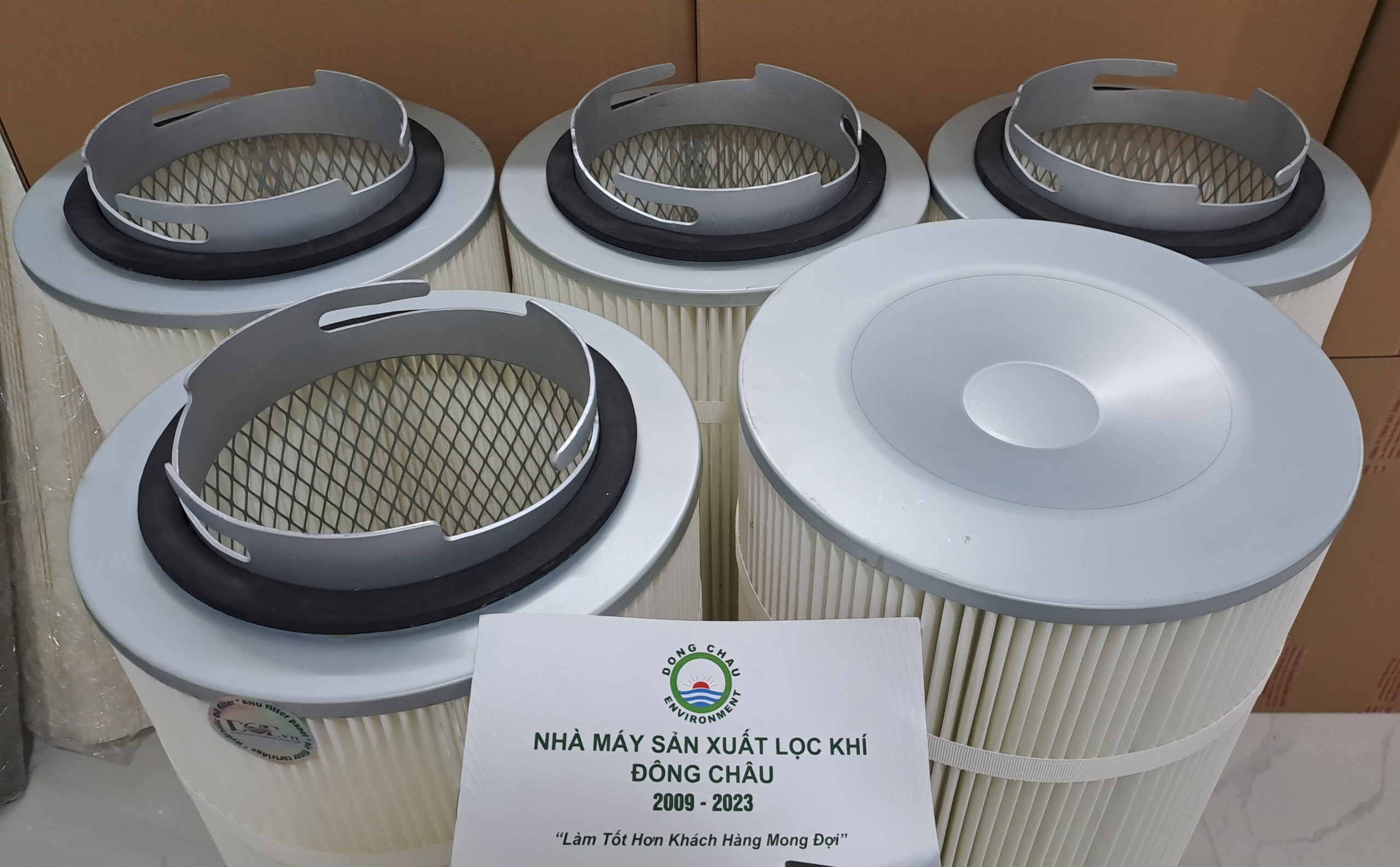 Dust filter tube with mount