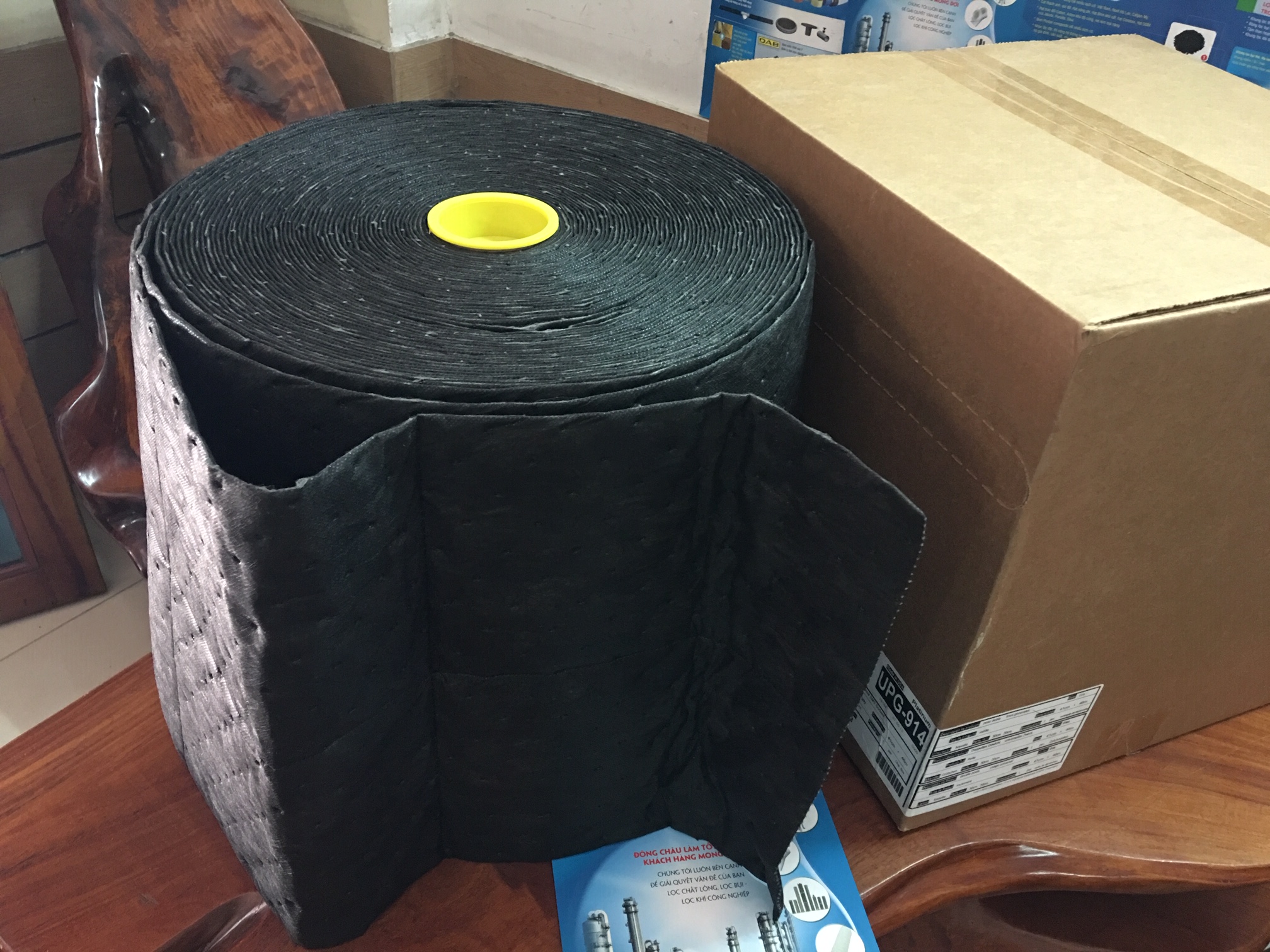 cấu tạo Cuộn giấy thấm dầu và hóa chất Spilfyter UPG-914 của Mỹ