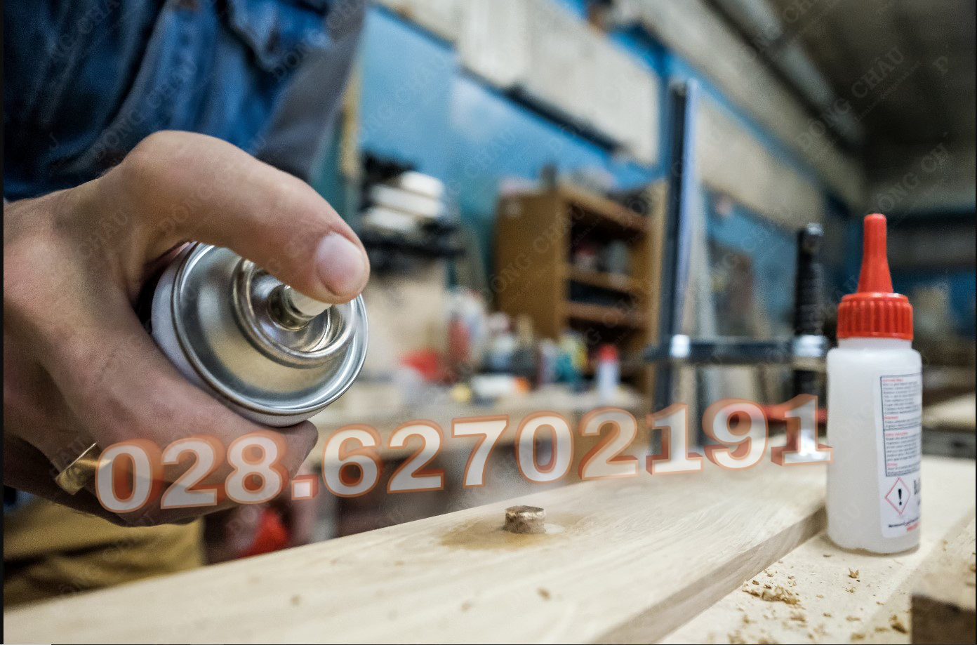 Thợ mộc xịt lên chốt nội thất để kết nối tốt hơn.