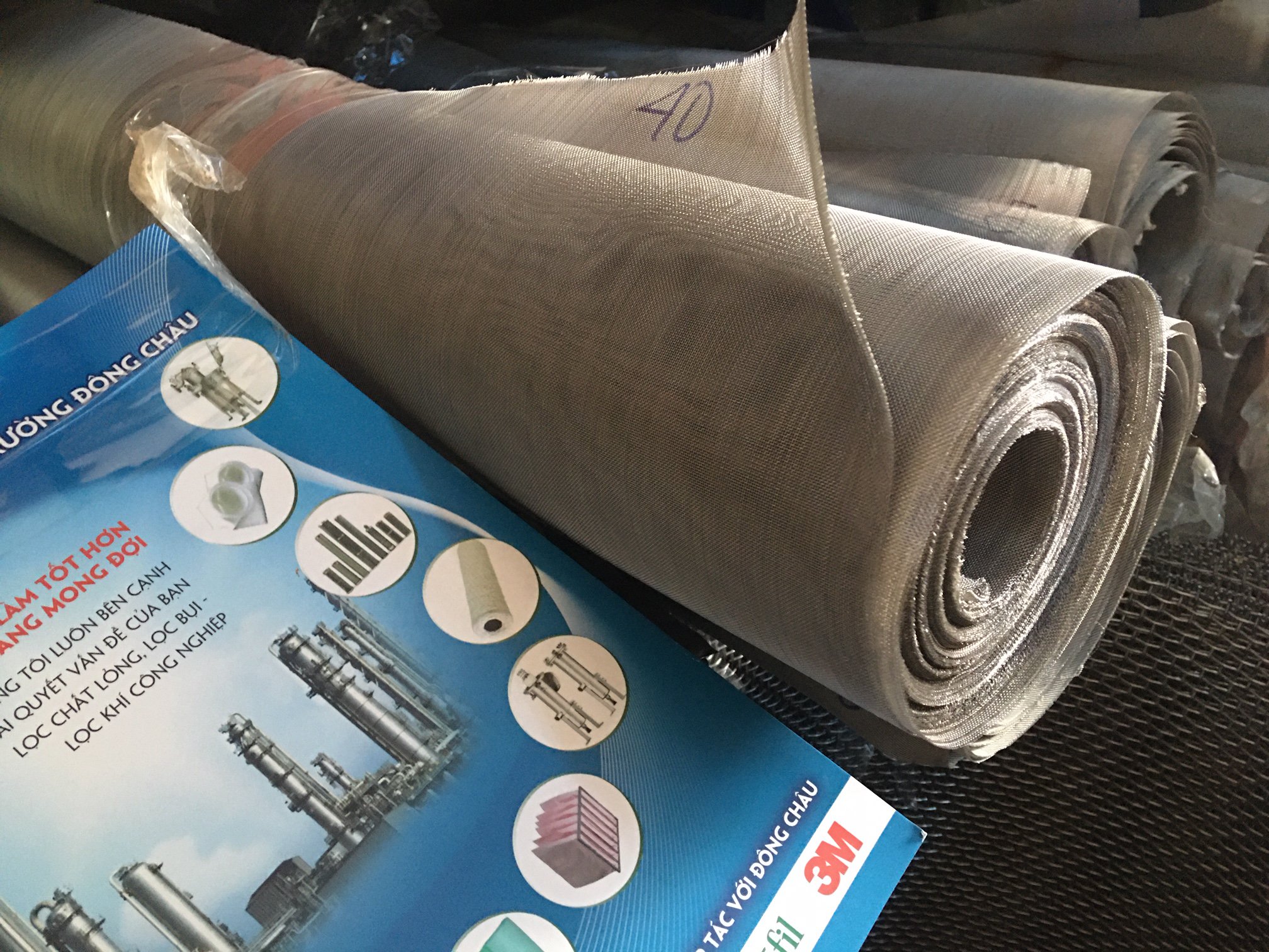 Lưới lọc chống bụi mịn chất liệu inox 304 loại 40 mesh trong công nghiệp