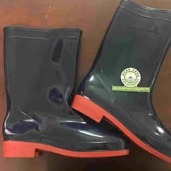 Đôi ủng cao su bảo hộ