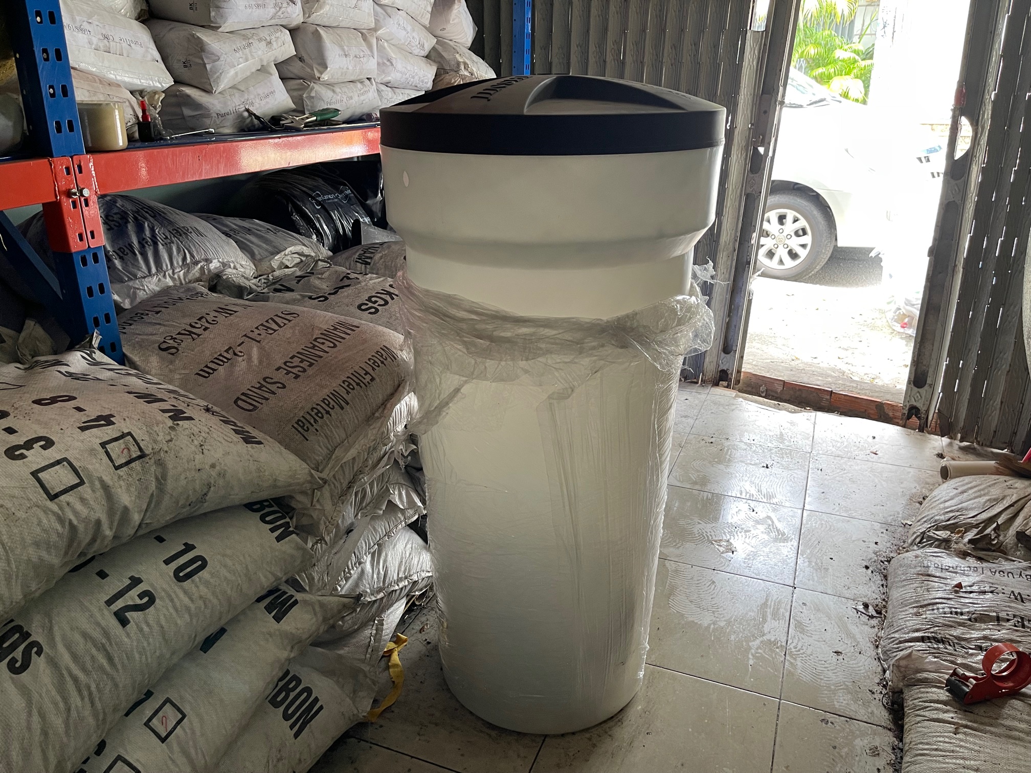 Bồn chứa muối tái sinh hoàn nguyên hạt trao đổi ion liên hệ đông châu cung cấp Bồn nhựa 200 lít chứa muối hoàn nguyên