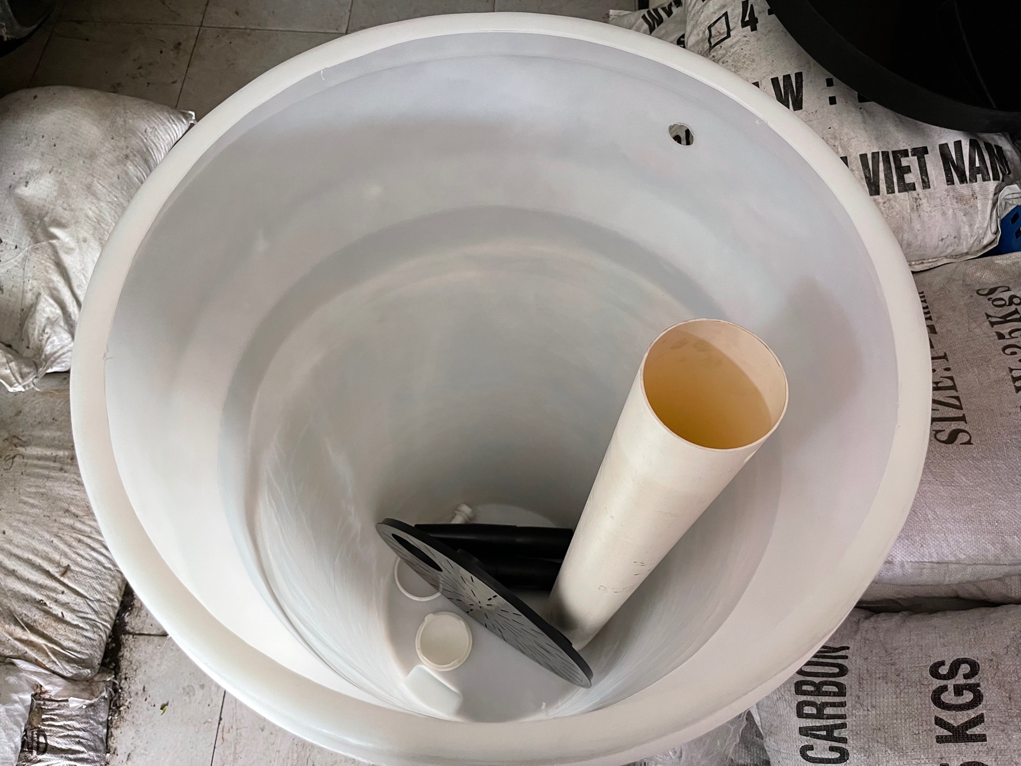 bên trong Bồn nhựa 200 lít chứa muối hoàn nguyên