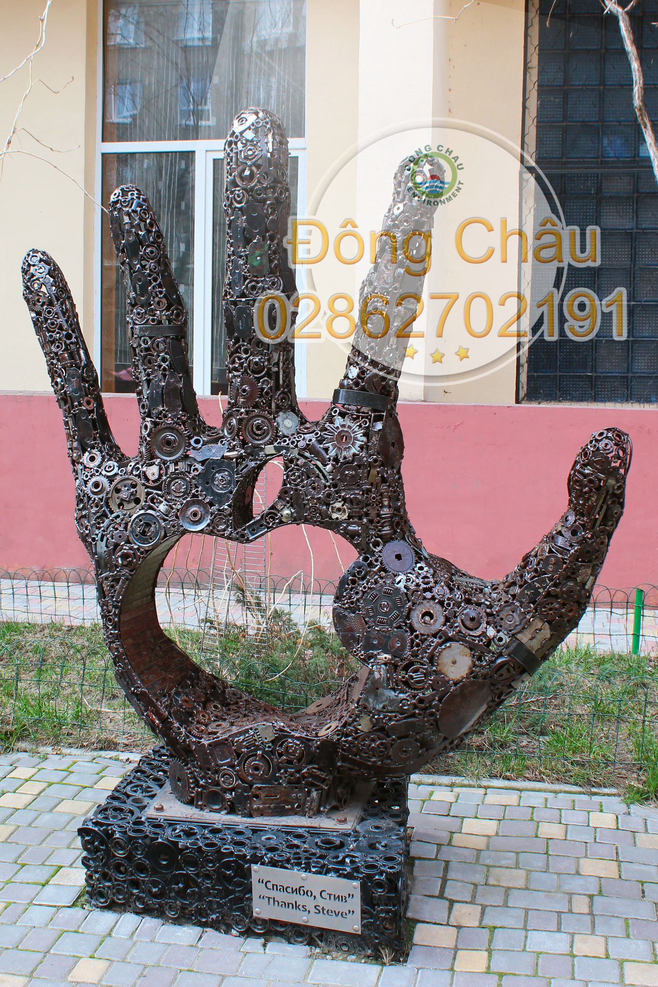 Odessa, Ukraine - 08/03/2016: Tượng đài "Thanks, Steve" của Kirill Maksimenko dành tặng Steve Jobs