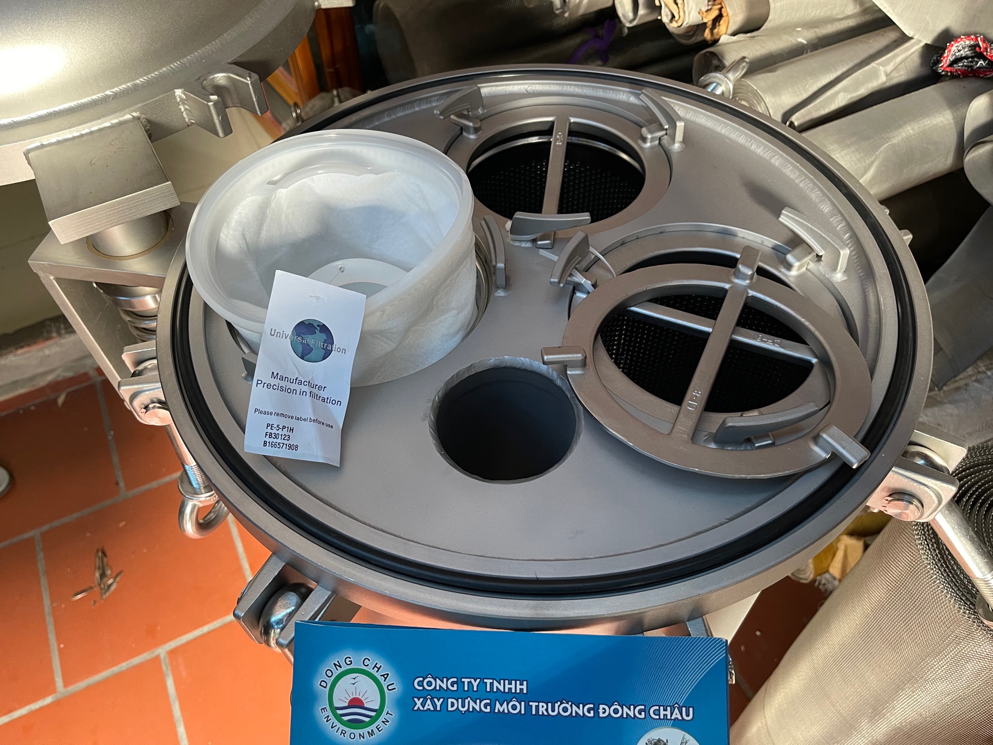 Lắp túi vào bình lọc 3 túi của Universal Lắp túi vào bình lọc 3 túi của Universal