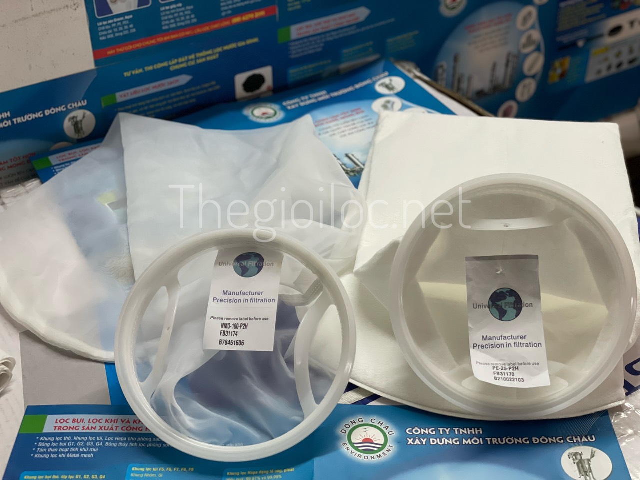 So sánh túi lọc NMO và túi lọc PE size 2 so sánh Túi lọc chất lỏng vải NMO 150µm và túi pe cùng loại