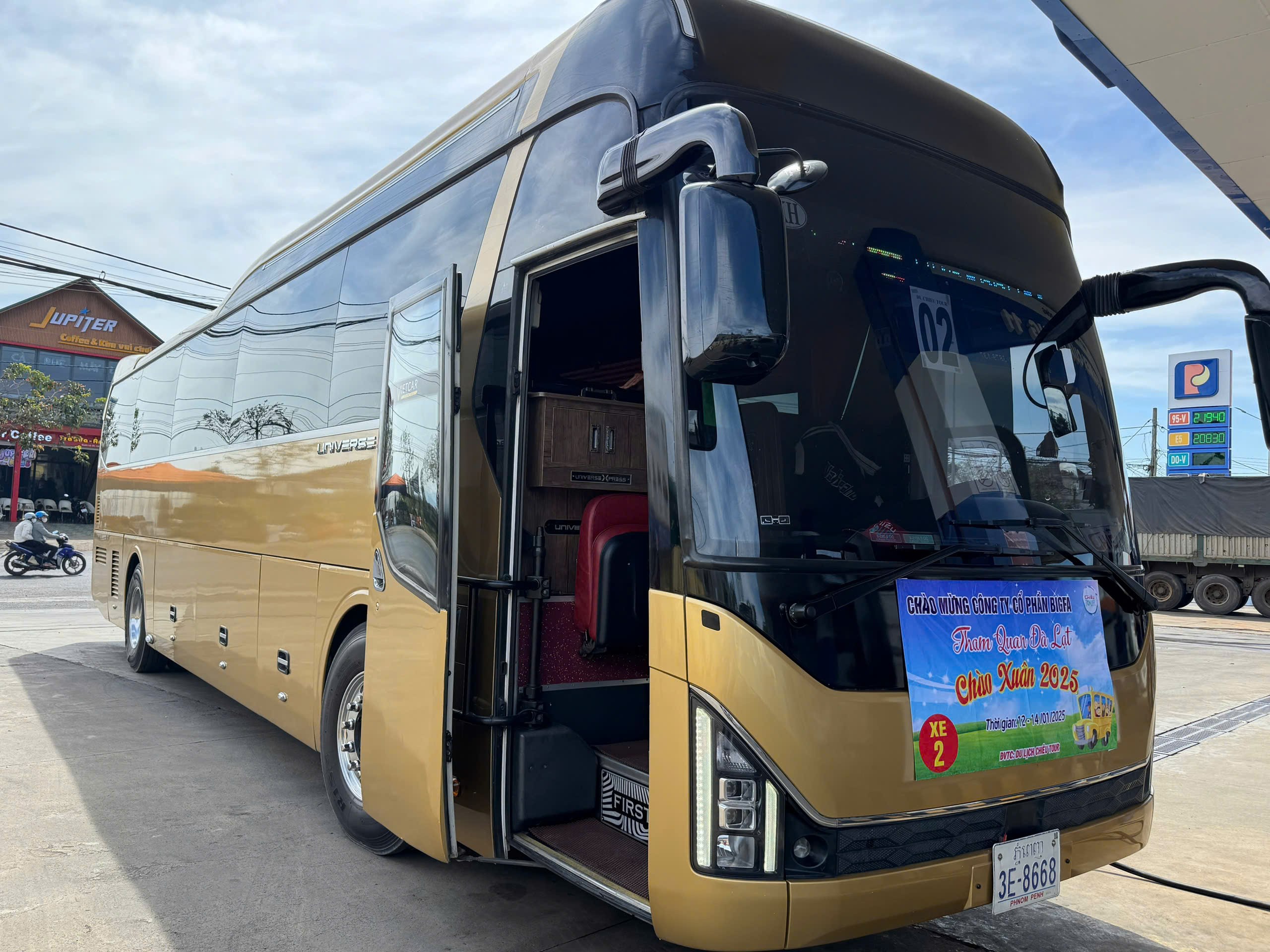 xe-45-cho-universe-cho-thue-xe-du-lich-tai-quan-2-gia-re.jpg