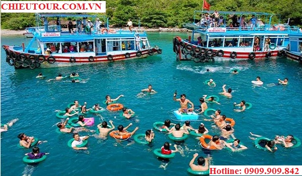 Tắm biển tại Con Sẻ Tre