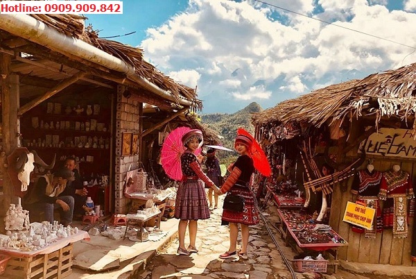 Cô gái H'Mông cùng trang phục truyền thống