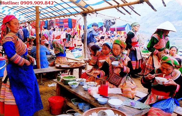 Chợ Điện Biển với những mặt hàng vùng núi cao Tây Bắc