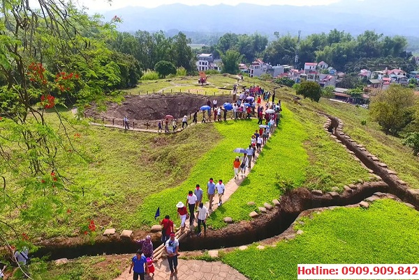 Hố Bom trên Đồi A1 tại Cụm Di tích Chiến Thắng Điện Biên Phủ