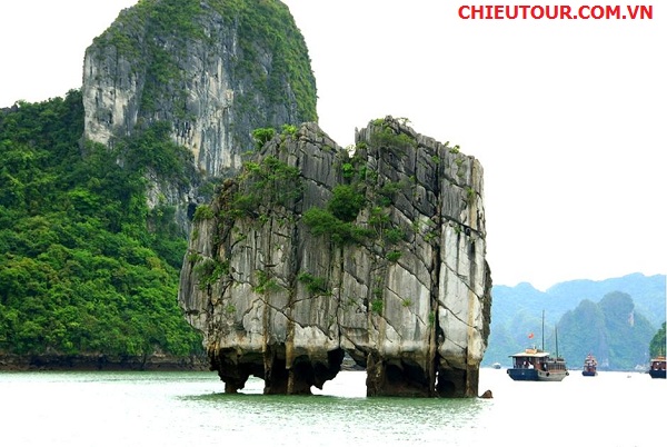 Hòn Đỉnh Hương tại Vịnh Hạ Long