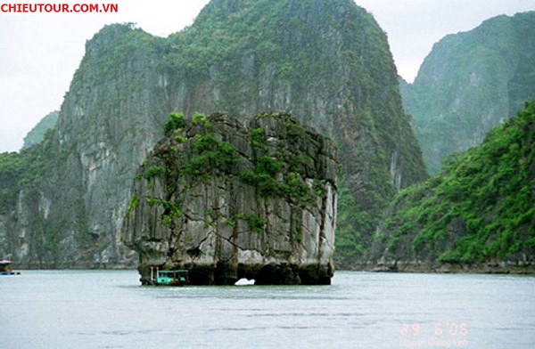 Hòn Đỉnh Hương tại Vịnh Hạ Long