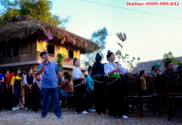 Giao lưu với người Thái Đen tại Bản Che Căn