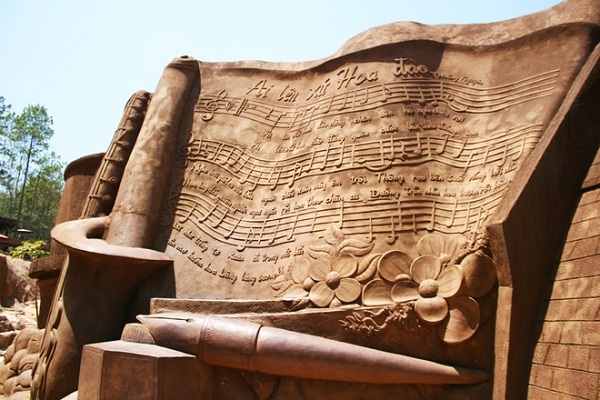 Mô phỏng bài hát Ai lên Xứ hoa đào trên đất sét