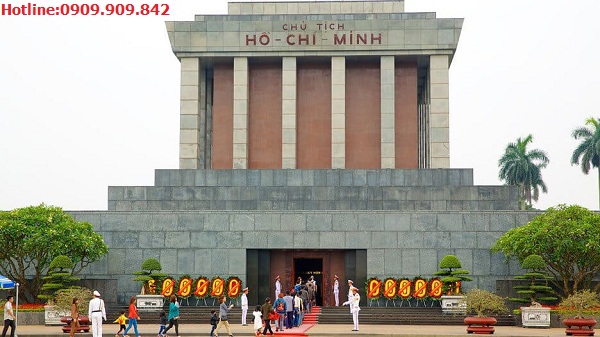 Lăng Chủ Tịch tại Quảng Tường Ba Đình