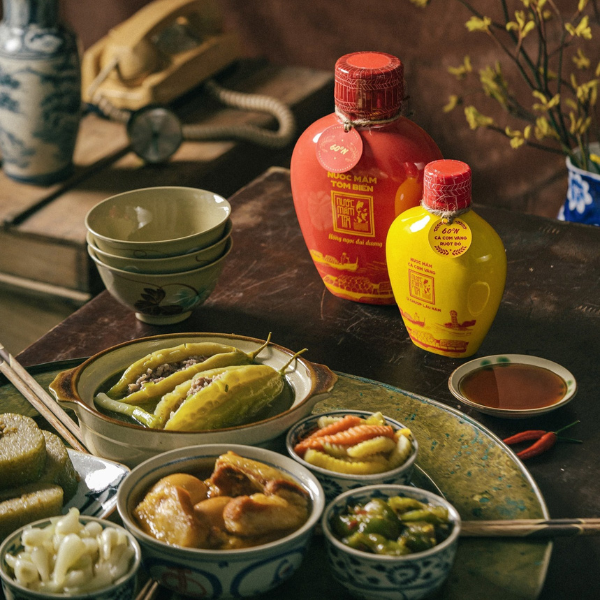 Hộp quà đâm đà tình thân nước mắm tôm biển và nước mắm cá cơm vàng ruột đỏ Hộp quà đâm đà tình thân nước mắm tôm biển và nước mắm cá cơm vàng ruột đỏ