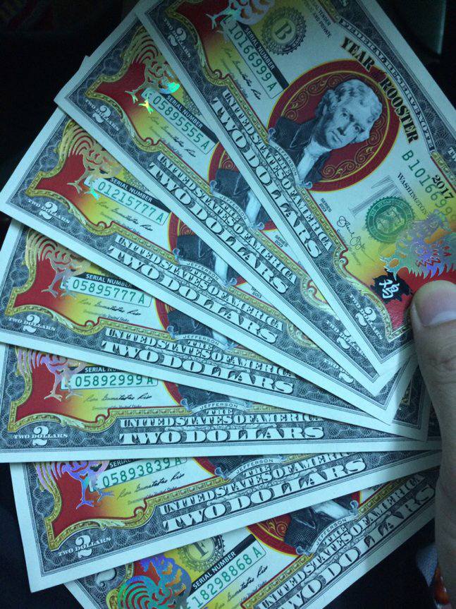 Tiền 2 usd in hình con gà Tiền 2 usd in hình con gà