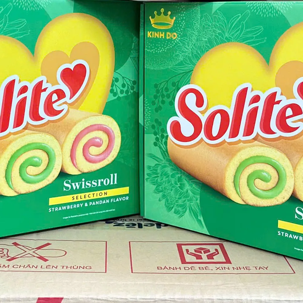 Bánh bông lan cuộn Solite kem vị dâu & vị lá dứa 324g