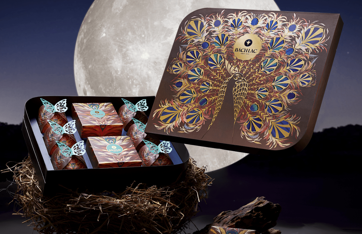 Hộp Khổng Tước Khai Bình cổ điển với họa tiết cánh lông Khổng Tước