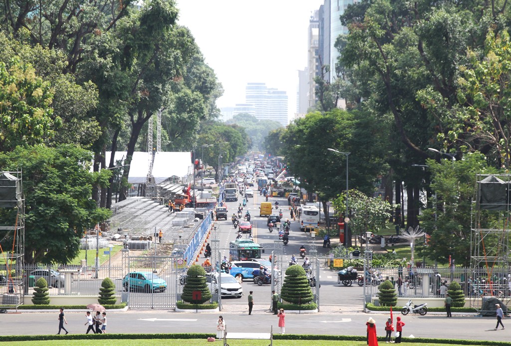 Khung cảnh thành phố cận dịp lễ lớn 30/4 và 1/5