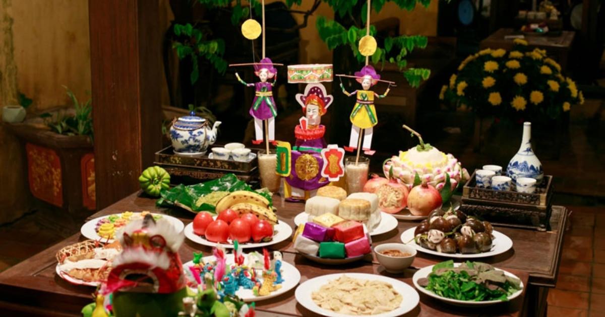 Mâm cỗ Trung thu truyền thống đầy đủ các món mặn và món ngọt