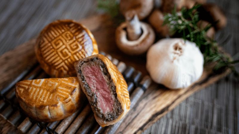 Bánh Trung thu nhân thịt bò trở nên "độc lạ" trong mắt thực khách