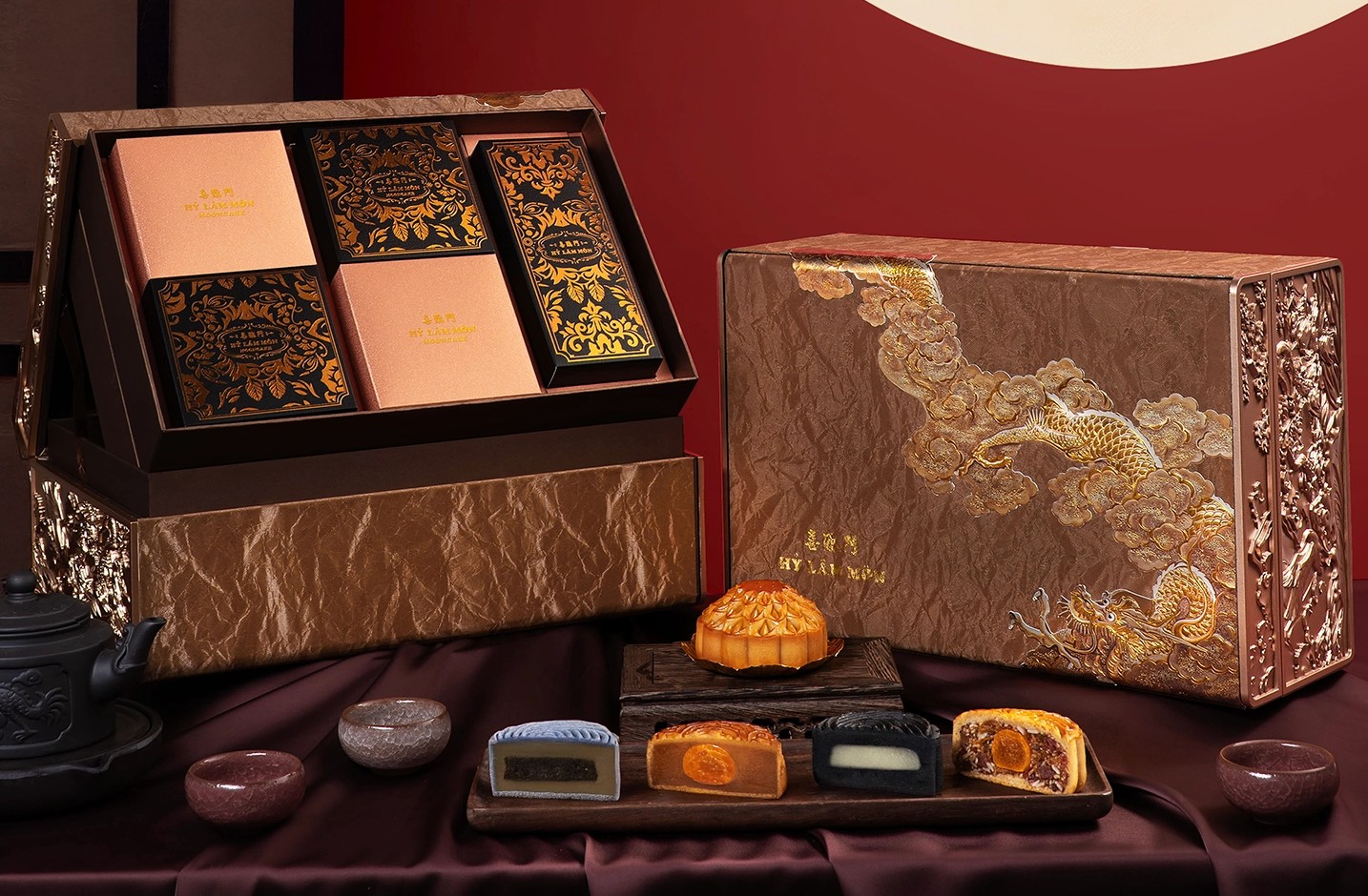 Hộp Thiên Long Hội Nguyệt mộc mạc với hình rồng trên nền nâu