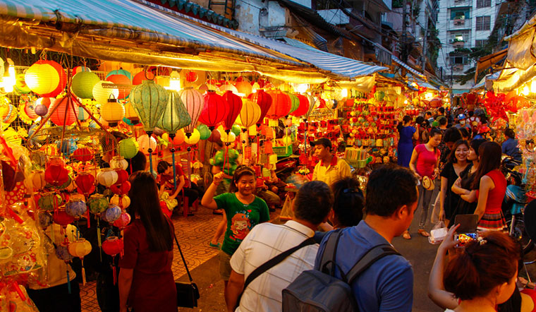 Khung cảnh đường phố chen chúc, nhộn nhịp vào mùa Trung thu