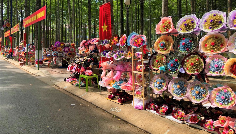 Hoa và bánh kẹo được bày bán nhiều mỗi dịp lễ Tình nhân 14/2