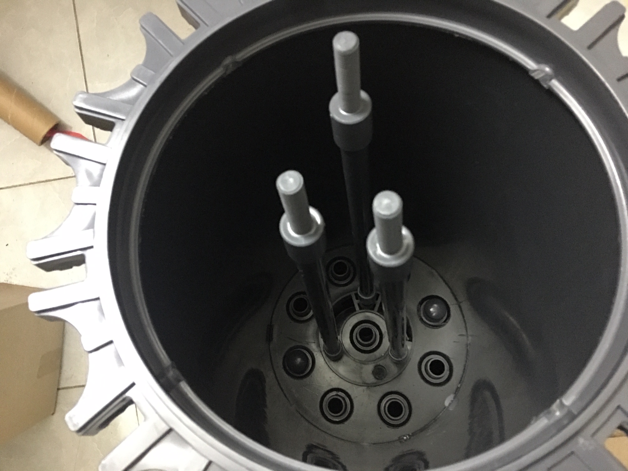 bên trong Bình nhựa lọc lõi uPVC 9 lõi 20 inch