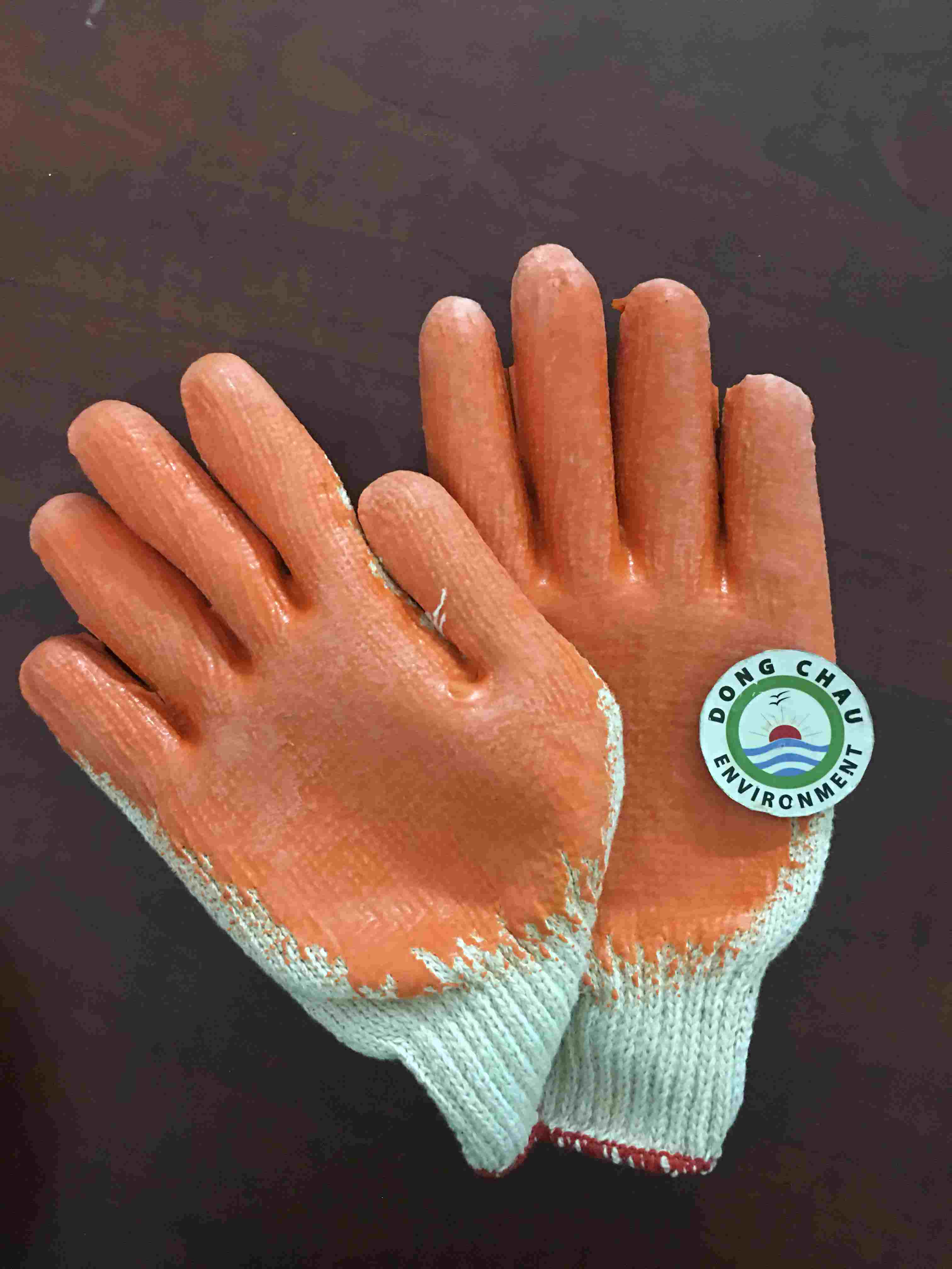 Găng tay phủ sơn màu cam
