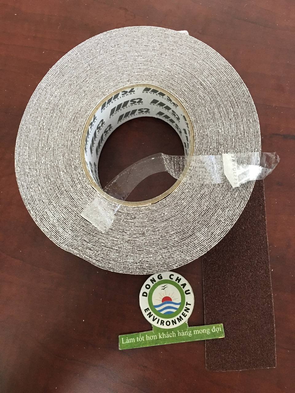 Keo dán nền chống trượt ngã màu nâu