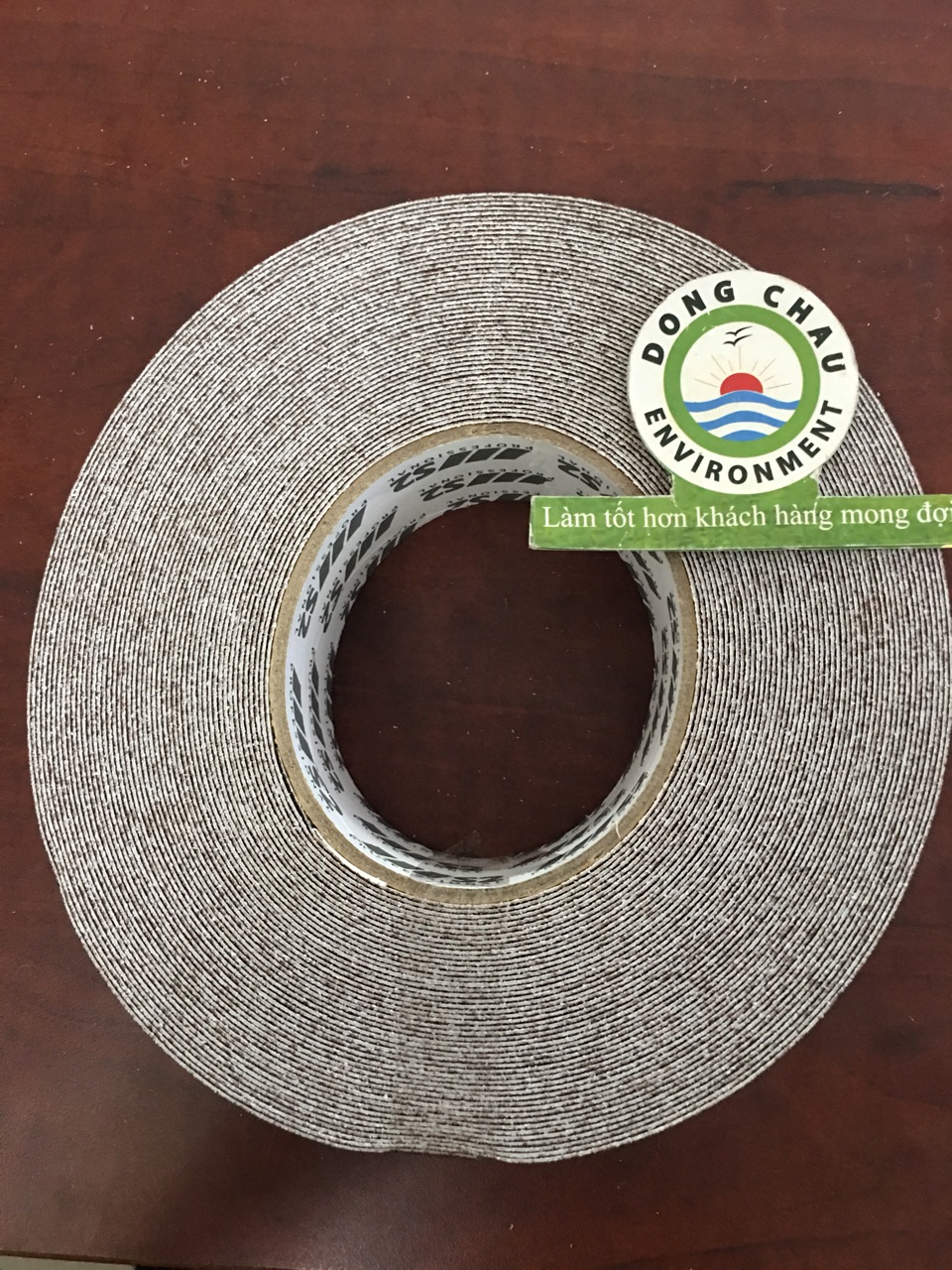 Keo dán nền chống trượt ngã màu nâu