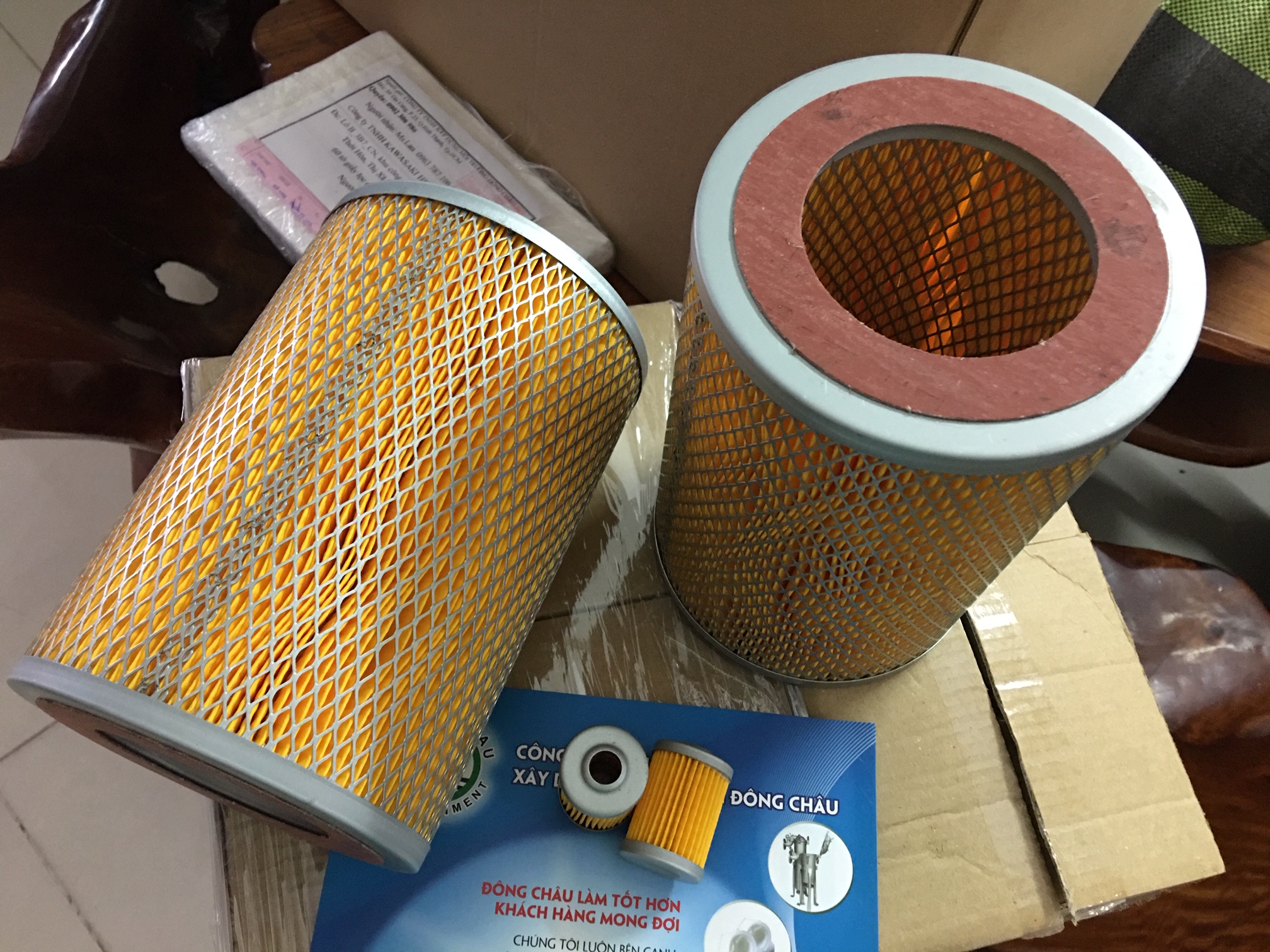 mặt trên và mặt dưới Phin lõi lọc gió 2 mặt lưới cellulose màu vàng