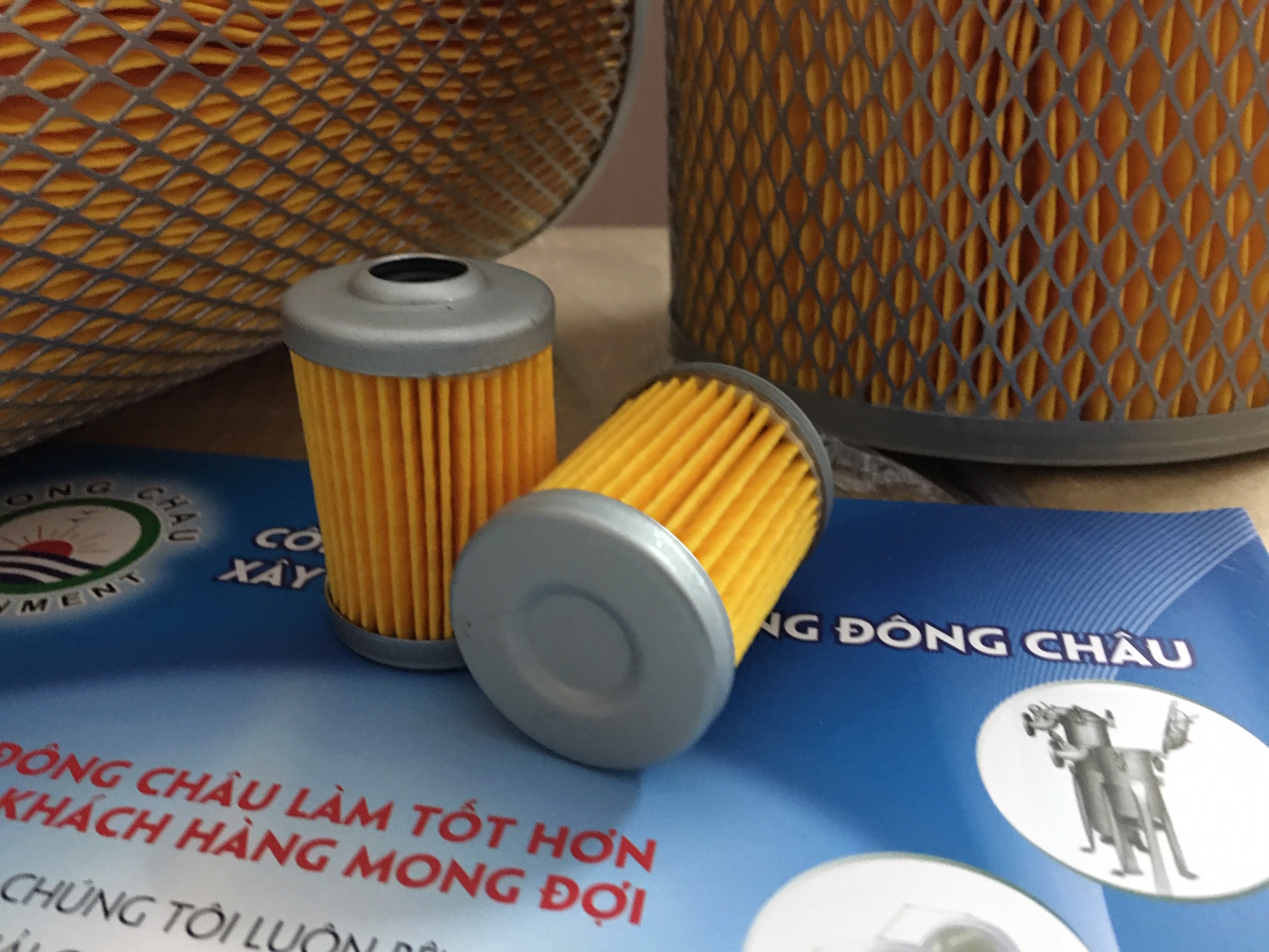 Phin lõi lọc gió 2 mặt lưới cellulose màu vàng và loại nhỏ hơn