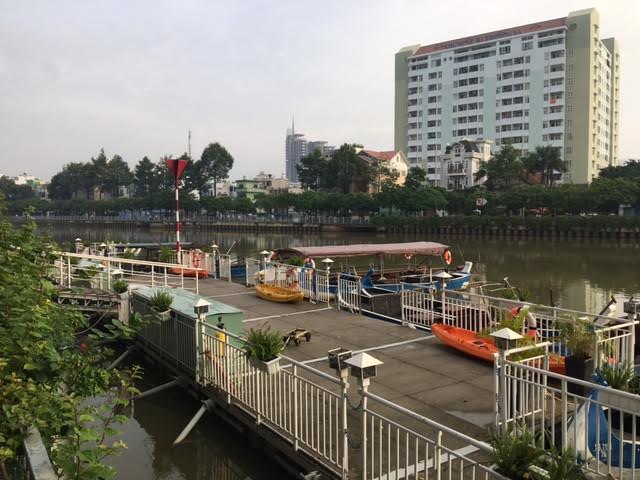 Khởi hành lúc bình minh