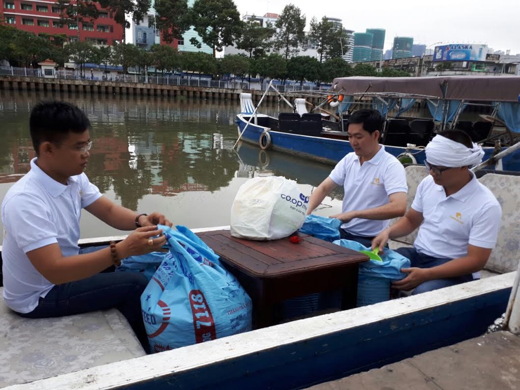 Chuẩn bị thức ăn cho cá