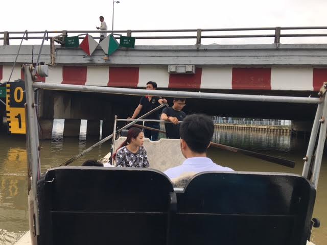 Thuyền đến cầu Điện Biên Phủ