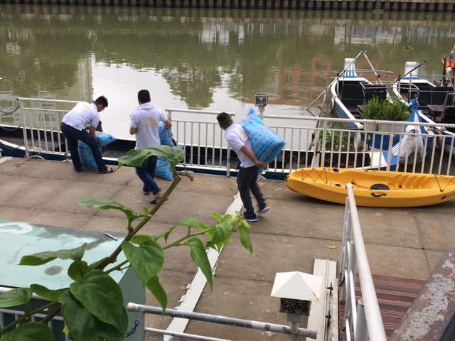 Chuyển thức ăn xuống thuyền