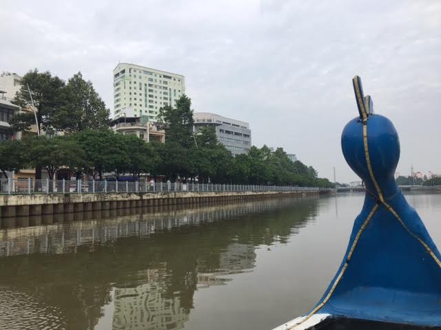 Thuyền lướt nhẹ trên kênh