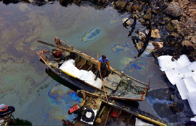 dùng miếng thấm hút dầu công nghiệp xử lý sự cố