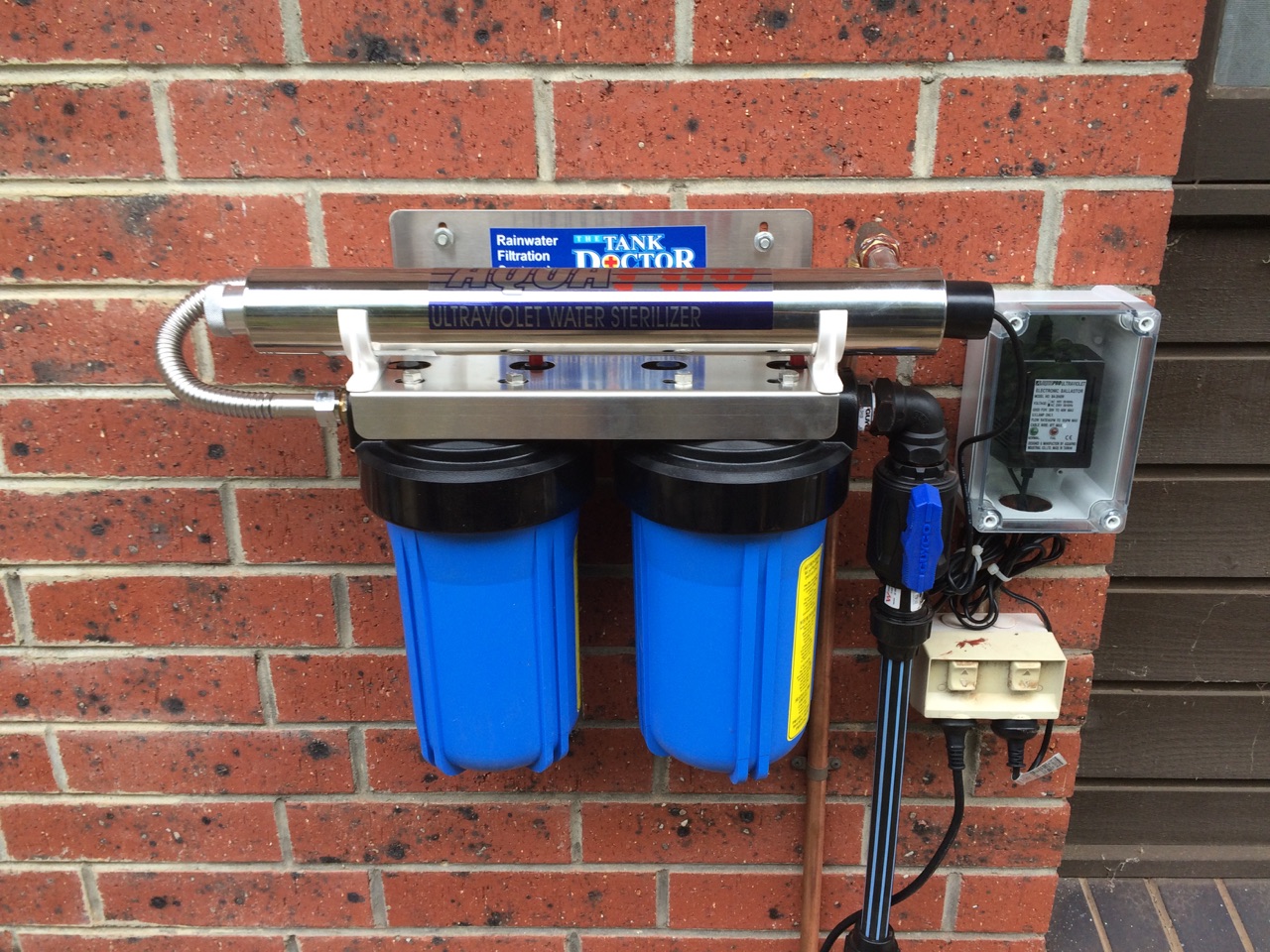 thiết bị dùng đèn UV trong khử trùng nước