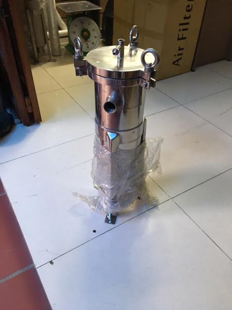 Hình chụp ngang bình lọc túi size 4 Bình lọc túi size 4 dùng trong sản xuất công nghiệp