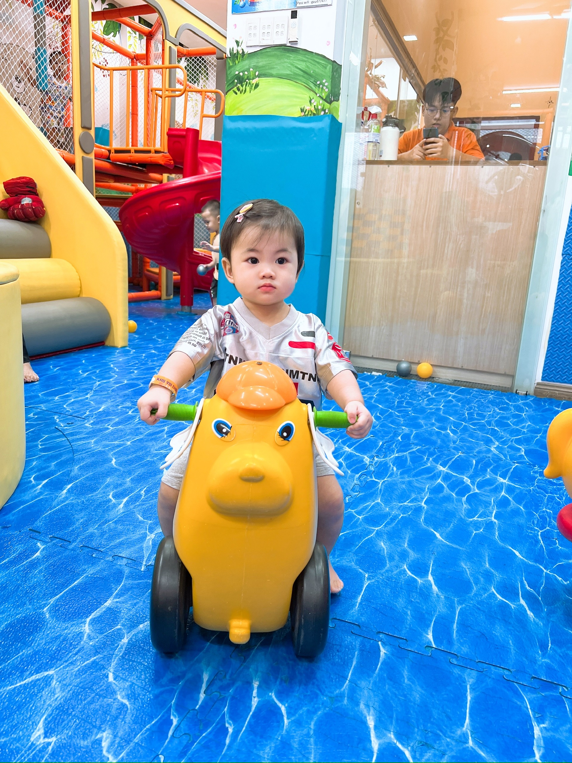 Thảm trải sàn có tác dụng giúp bé chơi đùa thoải mái và an toàn