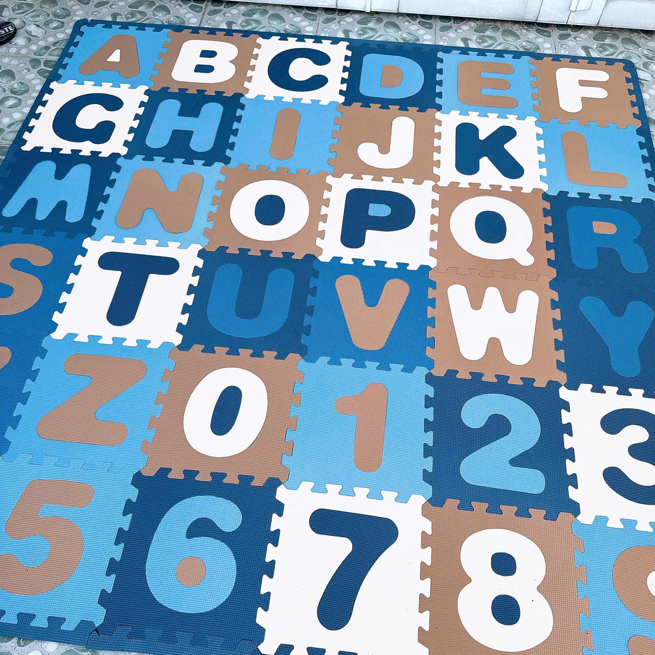 Thiết kế độ dày hợp lý giúp bảo vệ bé an toàn khi chơi, màu sắc sang trọng